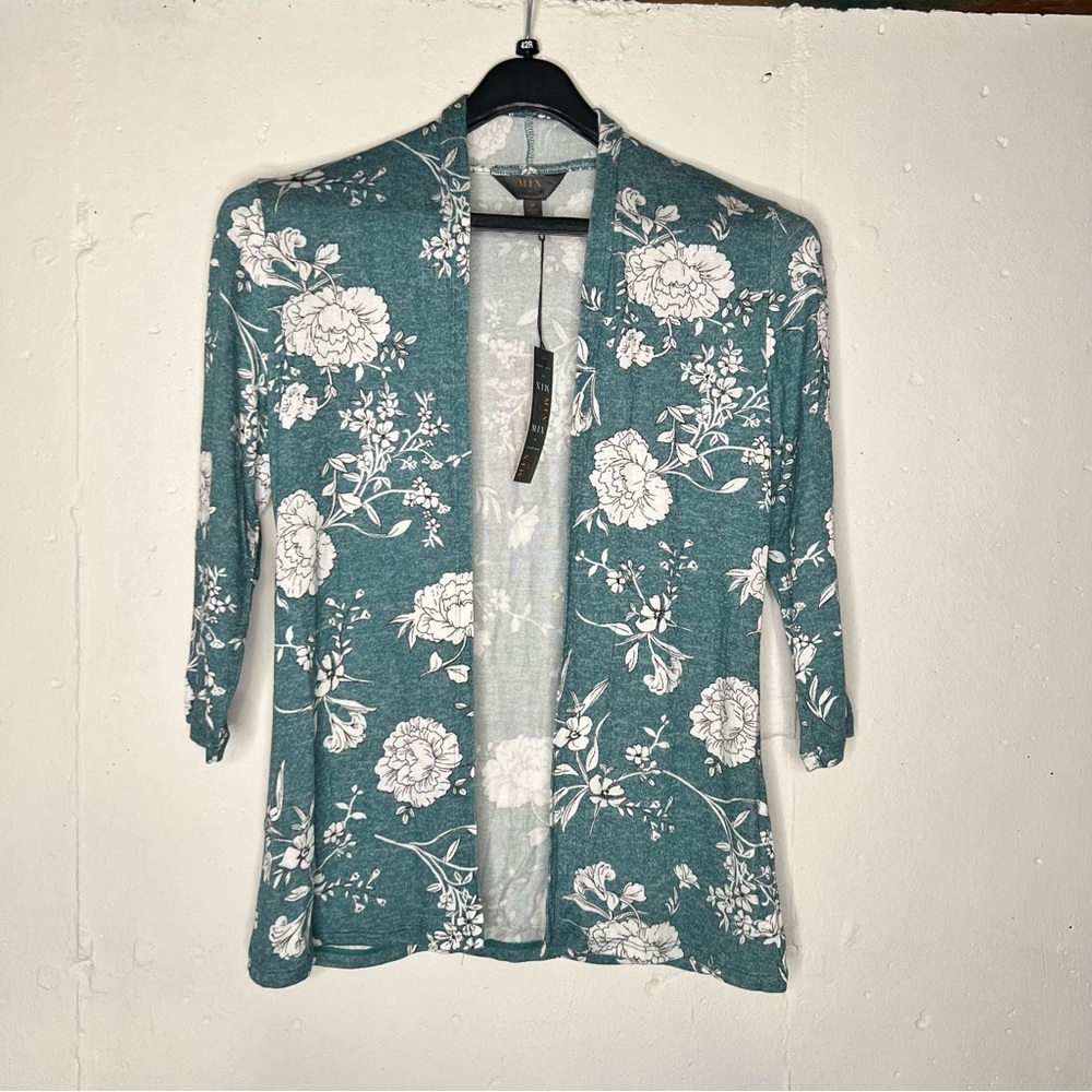 Mix by 41hawthorn nwt floral green and white cardigan size medium. Stitch fix